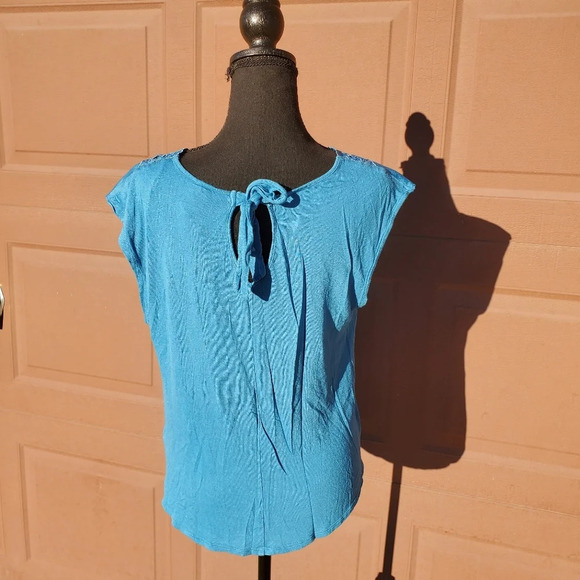 Lauren Conrad Sleeveless Blue Floral Embroidered Keyhole Back Shirt Size Medium - Picture 11 of 12